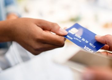 Nhờ người thân làm hộ, lấy hộ thẻ ATM ngân hàng được không?