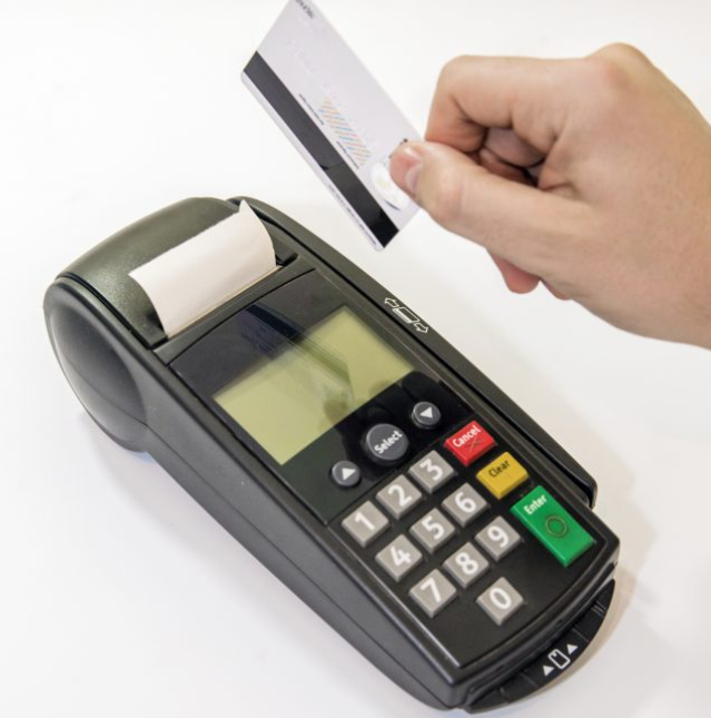 Rút tiền mặt thẻ tín dụng VIB Online Plus bằng máy POS tại quầy