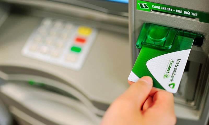 Cách đút thẻ ATM Vietcombank Visa 3