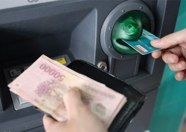 Rút tiền ở cây ATM khác ngân hàng có được không? Phí bao nhiêu? Tối đa?