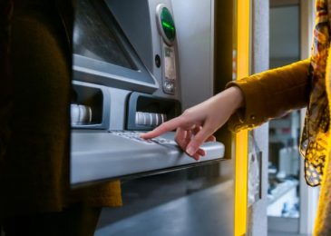 Thủ tục rút tiền từ thẻ ATM tại ngân hàng? Phí và tối đa bao nhiêu?