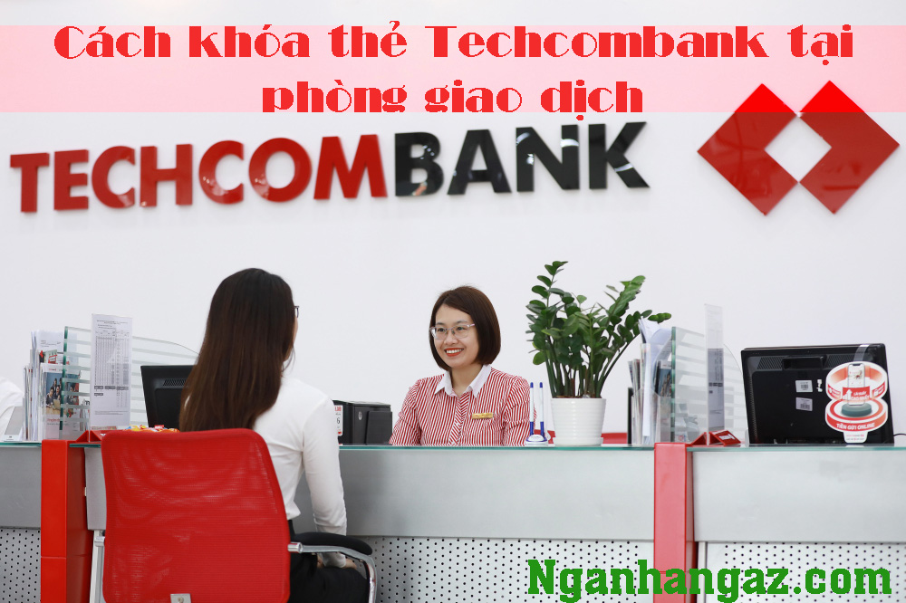Cach-khoa-the-Techcombank-tai-quay-giao-dich