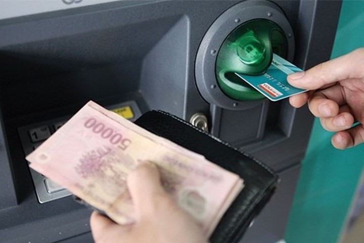Thẻ ATM khác ngân hàng có rút tiền được không
