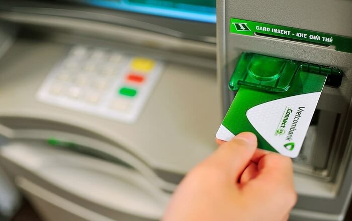 Cách rút tiền bằng thẻ Vietcombank chưa gắn chip